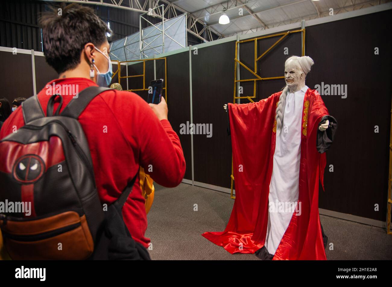 Le persone scattano foto e sculpano con le sculture dei personaggi di Horror durante il primo giorno del DIVANO (Salon del Ocio y la Fantasia) 2021, Foto Stock
