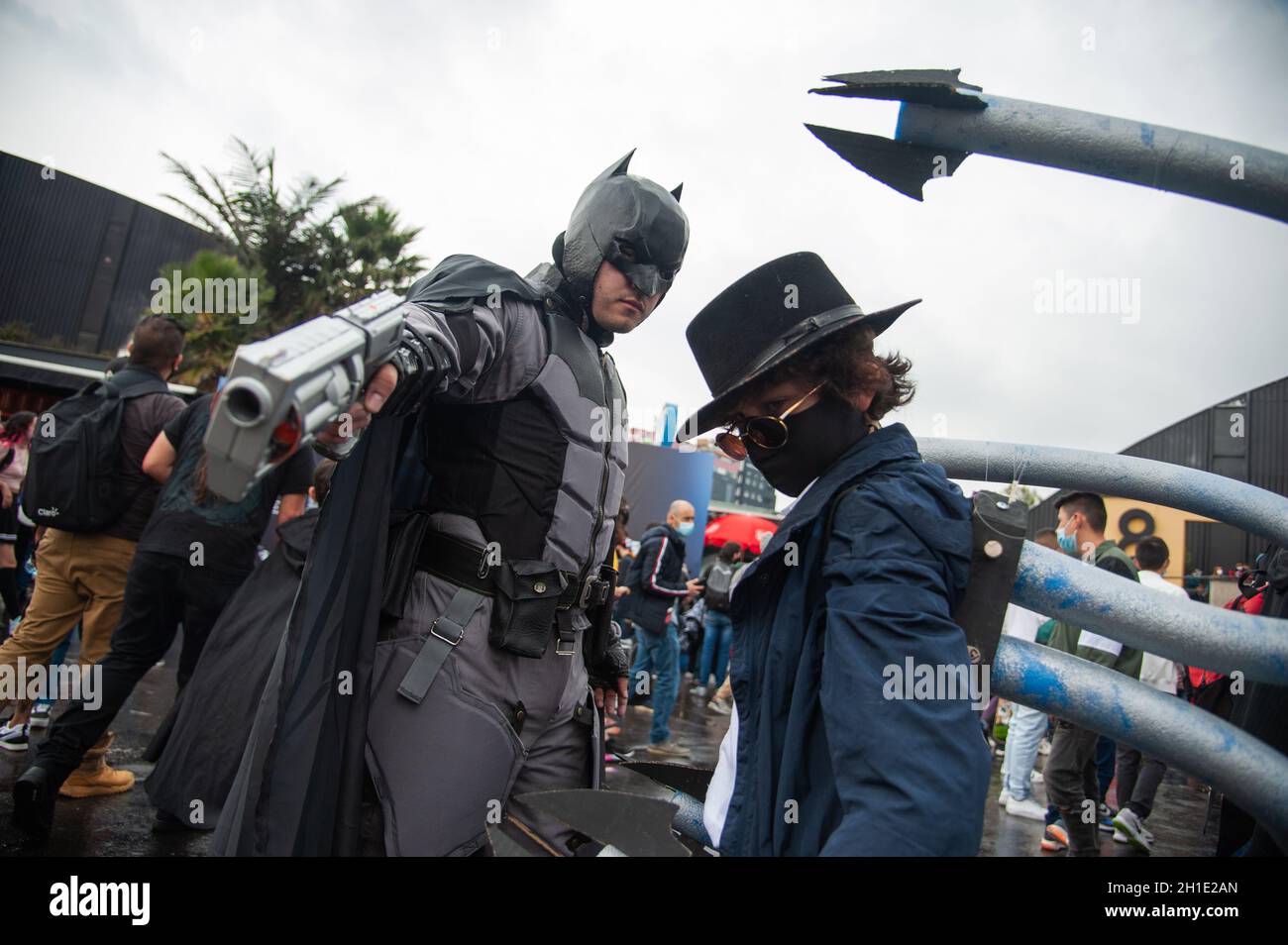 Un padre e suo figlio cosplay DC personaggio Batman (sinistra) e il nemico di Marvel Spiderman Doctor Octopus (destra) durante il primo giorno del DIVANO (Salon de Foto Stock