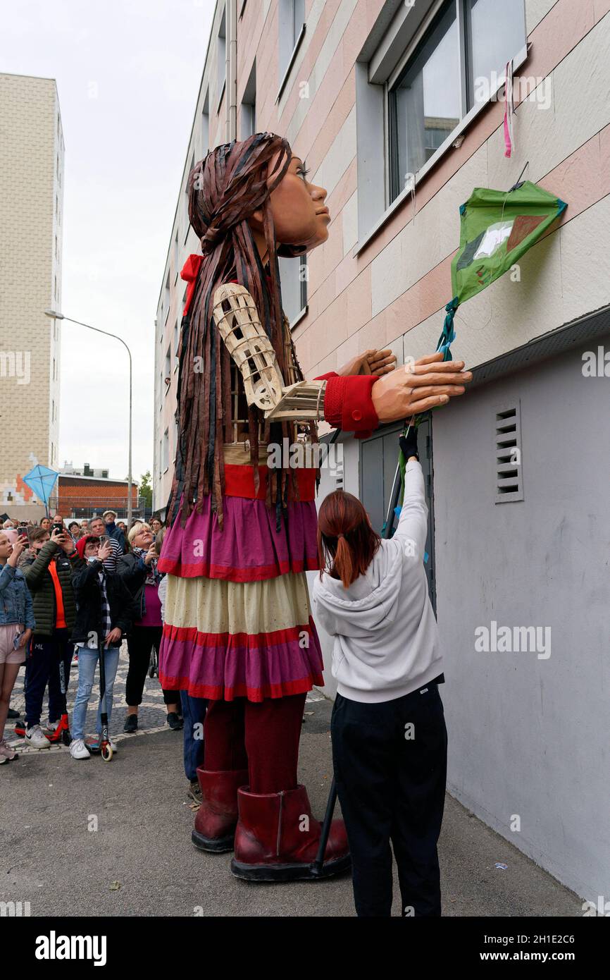 Grande-Synthe, Dunkerque, 17 ottobre 2021. 'Walk with Amal', il marionetto gigante raffigurante una ragazza siriana rifugiata, per le strade di Calais, il 17 ottobre 202&. Foto di ABACAPRESS.COM Foto Stock