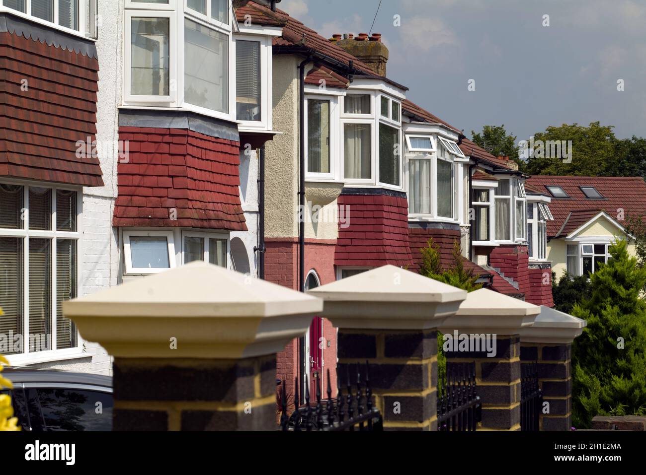 Una fila di case a schiera suburbane ad alta densità nel sud-ovest di Londra. Foto Stock