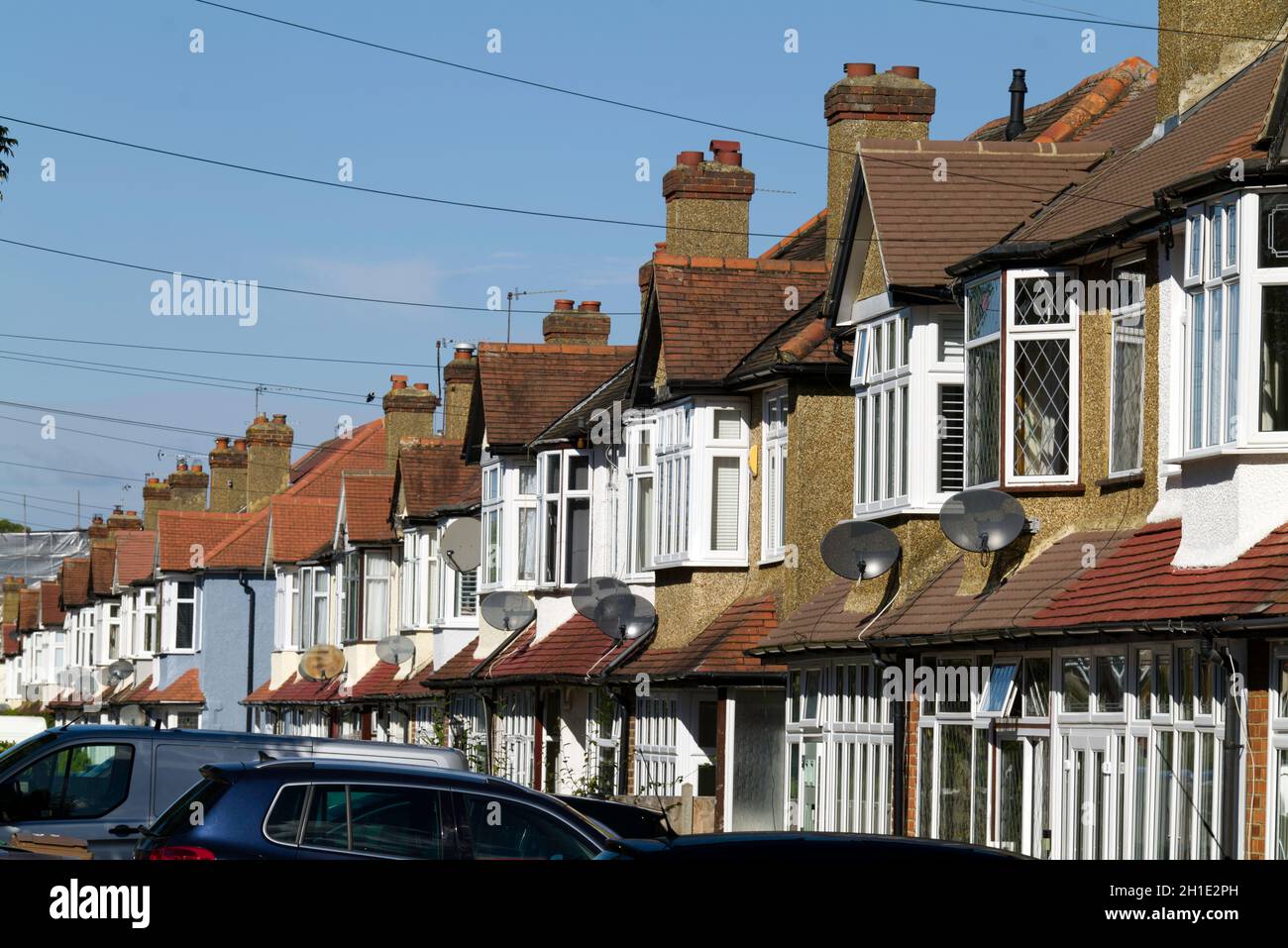 Una fila di case a schiera suburbane ad alta densità nel sud-ovest di Londra. Foto Stock