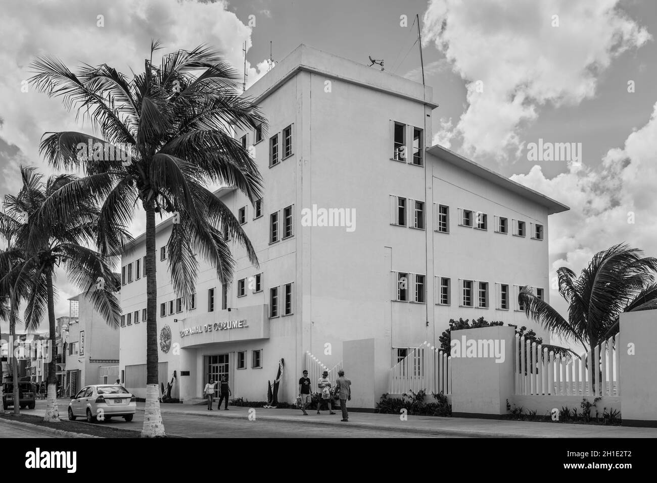 Cozumel, Messico - 24 aprile 2019: Vista della strada di giorno con i pedoni vicino al settore navale di Cozumel edificio a Cozumel, Messico. Fotograp bianco e nero Foto Stock