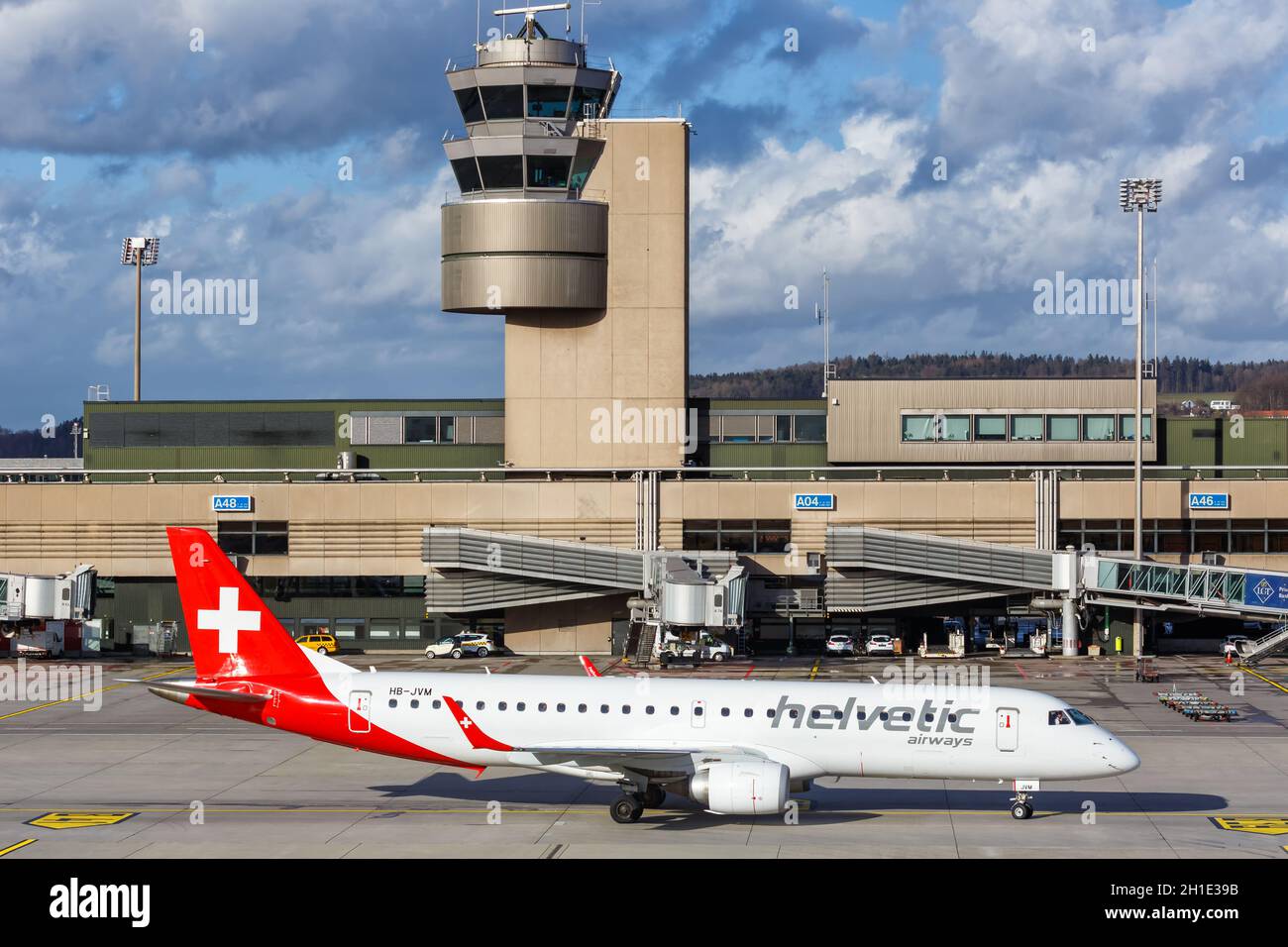 Zurigo, Svizzera – 10 febbraio 2020: Aeroplano Helvetic Airways Embraer 190 all'aeroporto di Zurigo (ZRH) in Svizzera. Foto Stock