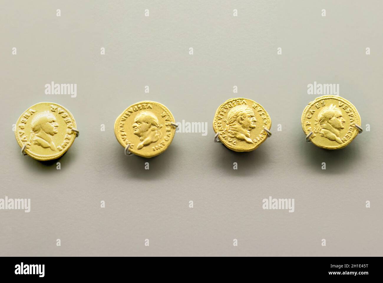 Merida, Spagna - 25 agosto 2018: Monete romane imperiali d'oro recanti il busto dell'imperatore Vespasiano. Museo Nazionale d'Arte Romana a Merida, Spagna Foto Stock
