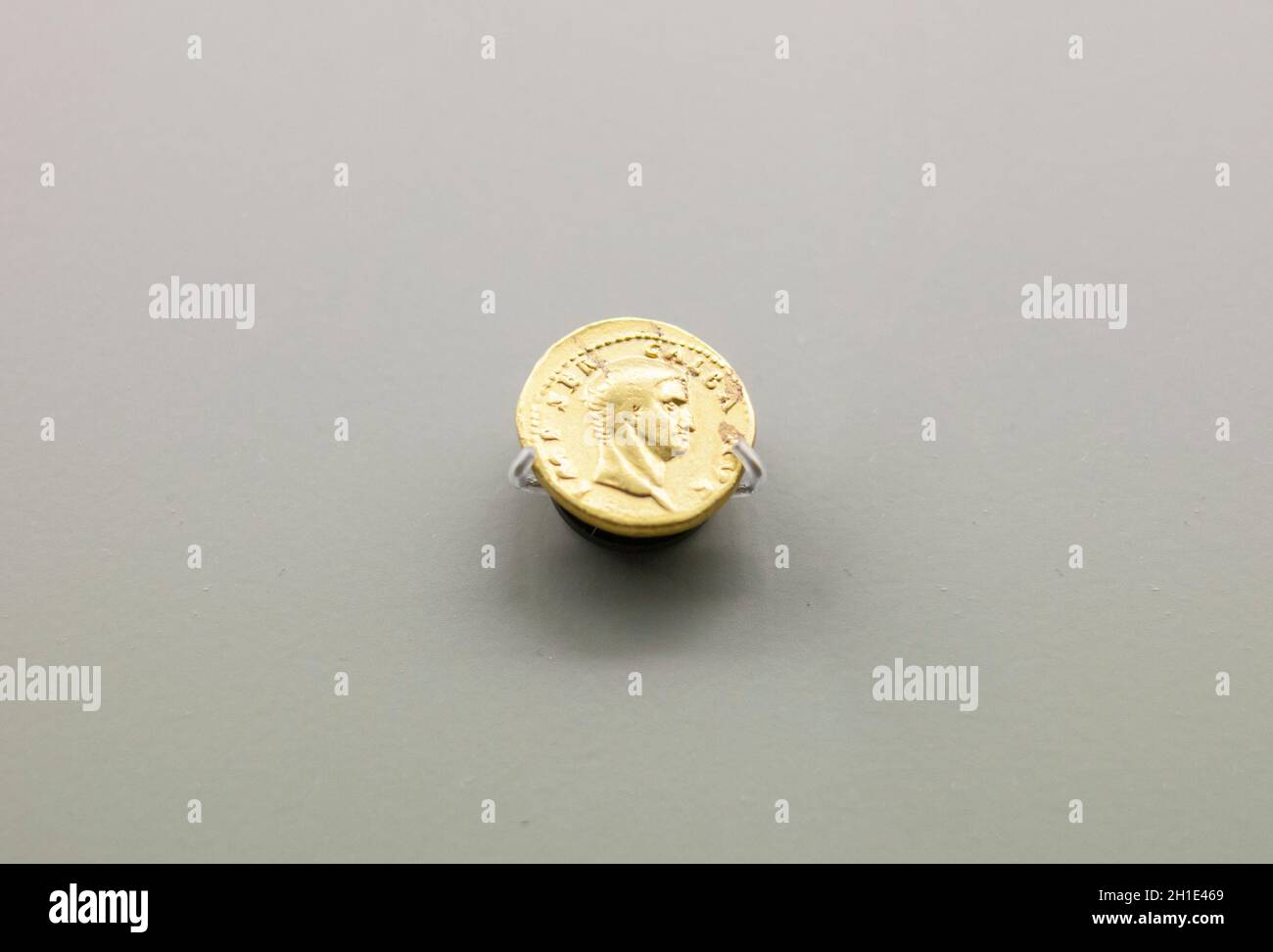 Merida, Spagna - 25 agosto 2018: Moneta d'oro dell'imperatore romano di Galba. Museo Nazionale d'Arte Romana a Merida, Spagna Foto Stock