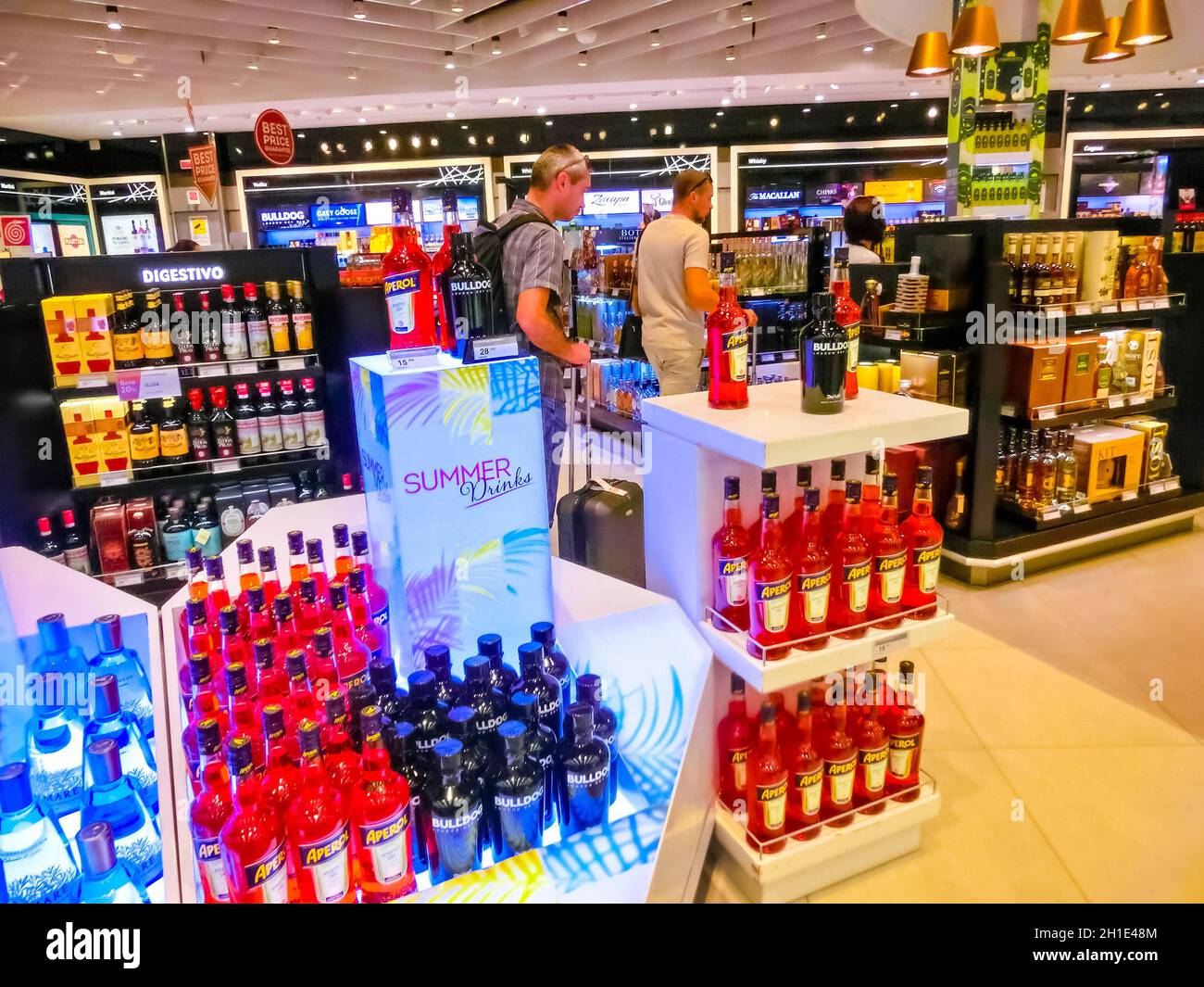 Milano, Italia - 18 settembre 2019: Le persone in franchigia aeroportuale dell'aeroporto di Malpensa a Milano. Foto Stock