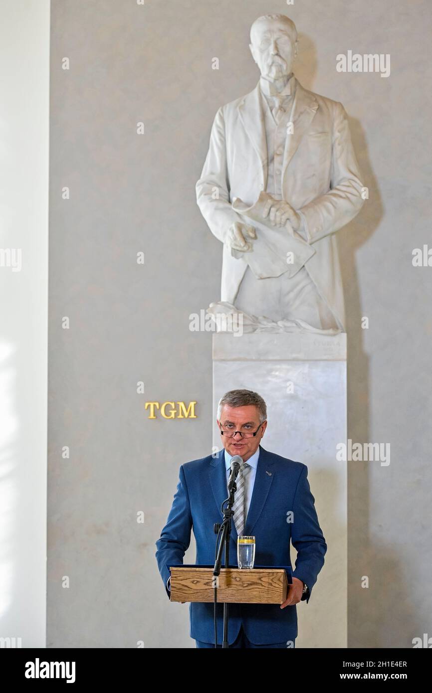 Praga, Repubblica Ceca. 18 Ott 2021. Vratislav Mynar, capo dell'Ufficio presidenziale, parla durante un briefing stampa in relazione all'ospedalizzazione del Presidente Milos Zeman, il 18 ottobre 2021, al Castello di Praga, Repubblica Ceca. Credit: Vit Simanek/CTK Photo/Alamy Live News Foto Stock