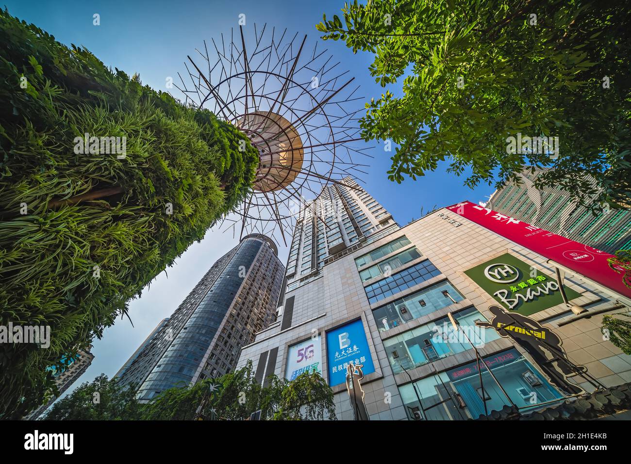 Chongqing, Cina - Agosto 2019 : edifici moderni commerciali e commerciali con grattacieli che contengono un enorme centro commerciale all'interno, il quartiere di Jiefangbei Foto Stock