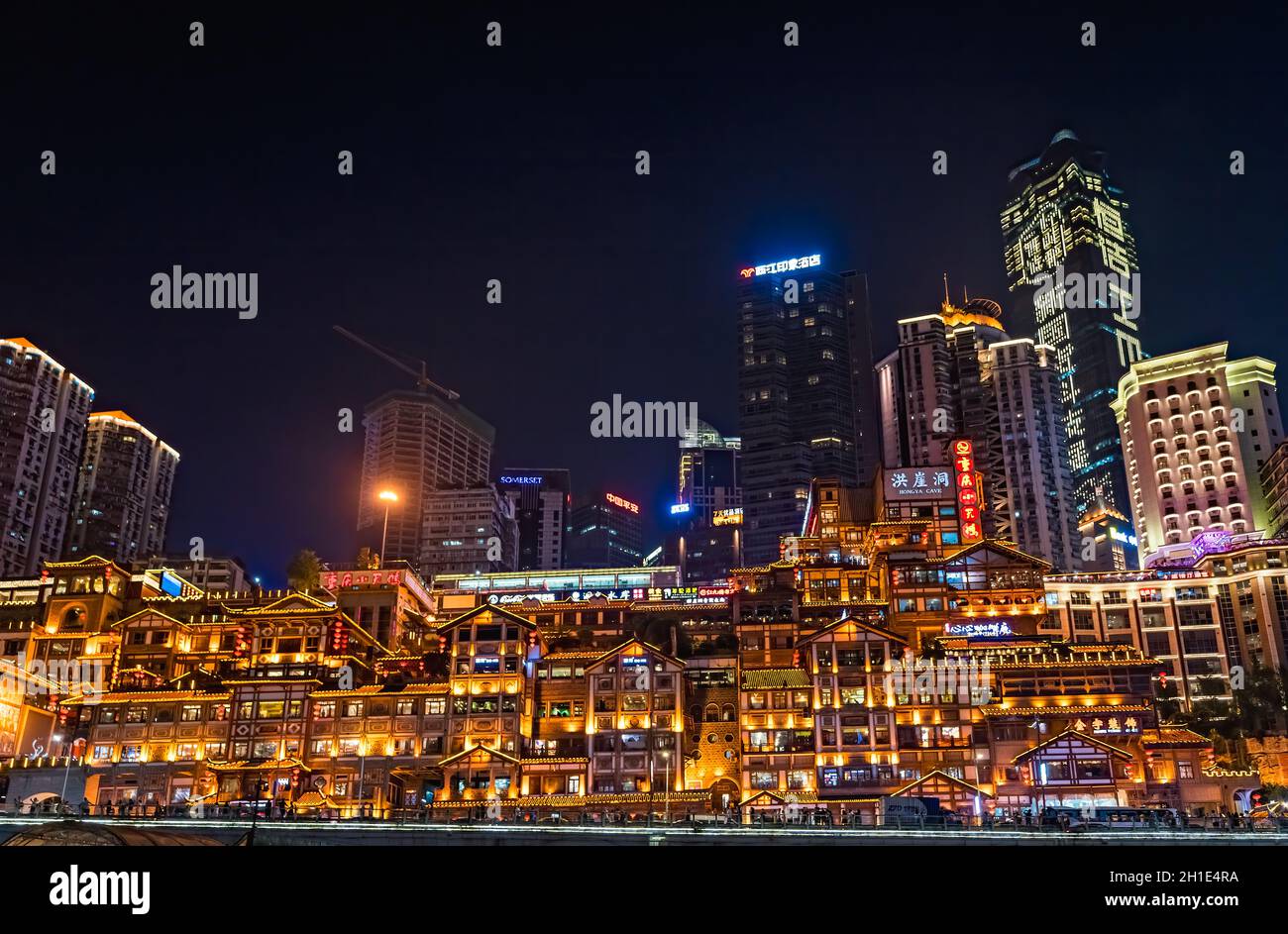 Chongqing, Cina - Agosto 2019 : il paesaggio notturno della splendida città vecchia di Hongyadong illuminata con luce brillante Foto Stock