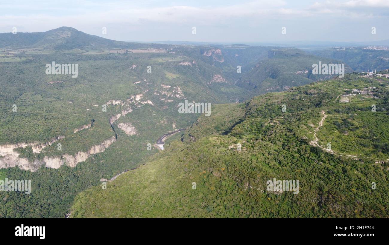 Vista aerea delle verdi montagne boschive Foto Stock