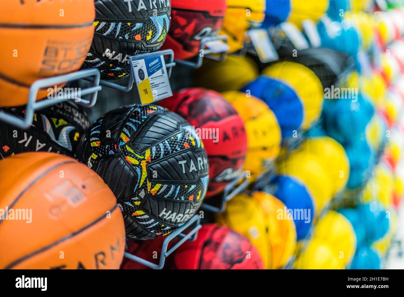 SINGAPORE - 6 MAR 2020: Palloni da basket Tarmak messi in vendita nel  negozio Decathlon di Singapore Foto stock - Alamy