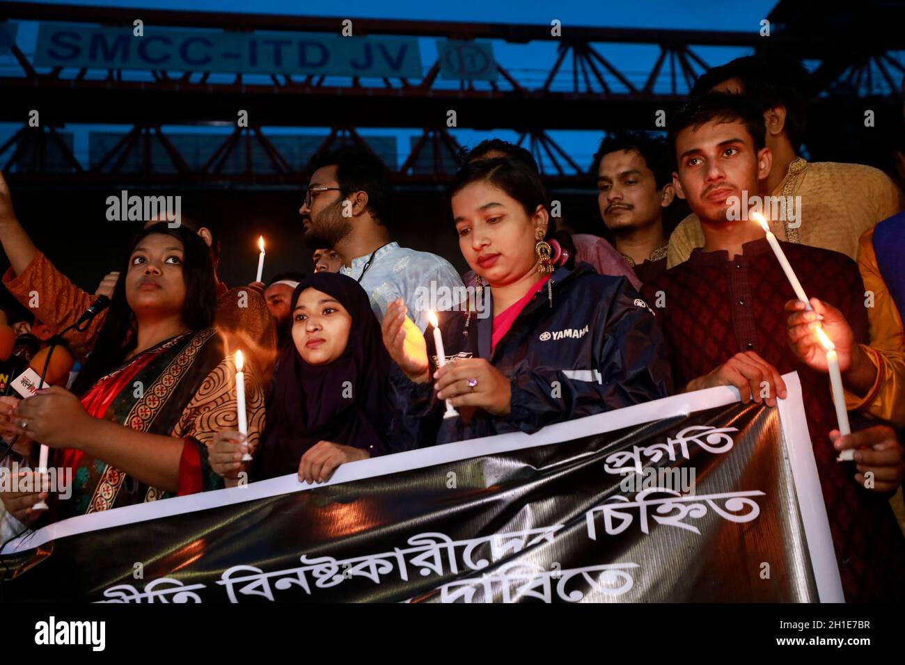 Dhaka, Bangladesh - 18 ottobre 2021: Studenti dell'Università di Dhaka per tenere una processione a lume di candela presso l'Università di Dhaka per protestare contro gli attacchi al min Foto Stock