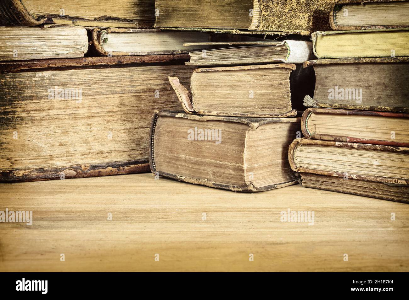 Immagine seppia di libri antichi su un tavolo di legno Foto Stock