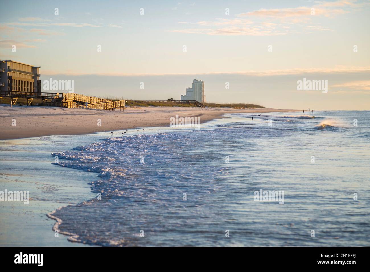 Piccole onde che si infrangono sulla spiaggia del Golfo del Messico a Gulf Shores, Alabama Foto Stock
