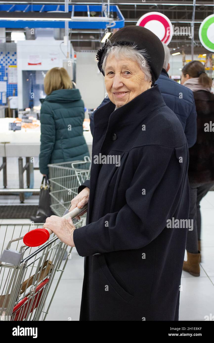 Immagine di vecchia donna anziana al supermercato Foto Stock