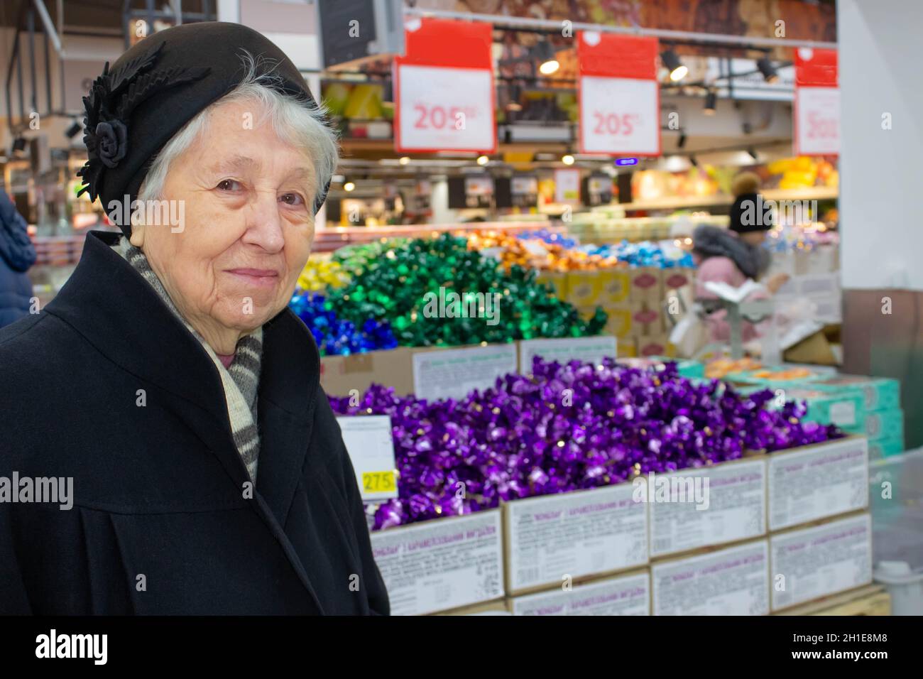 Immagine di vecchia donna anziana al supermercato Foto Stock