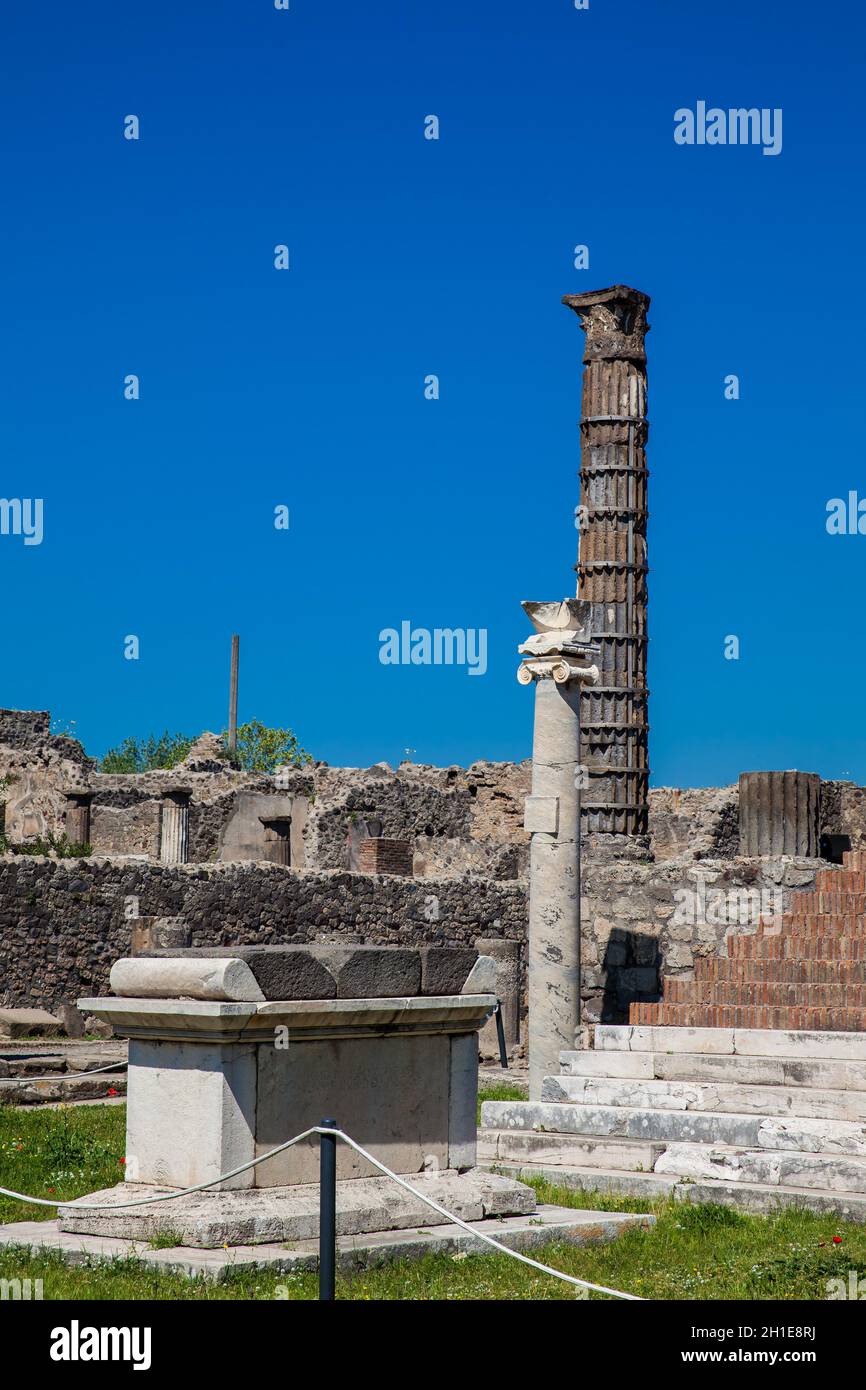 Rovine dell'antico Tempio di Apollo con bronzo statua di Apollo a Pompei Foto Stock
