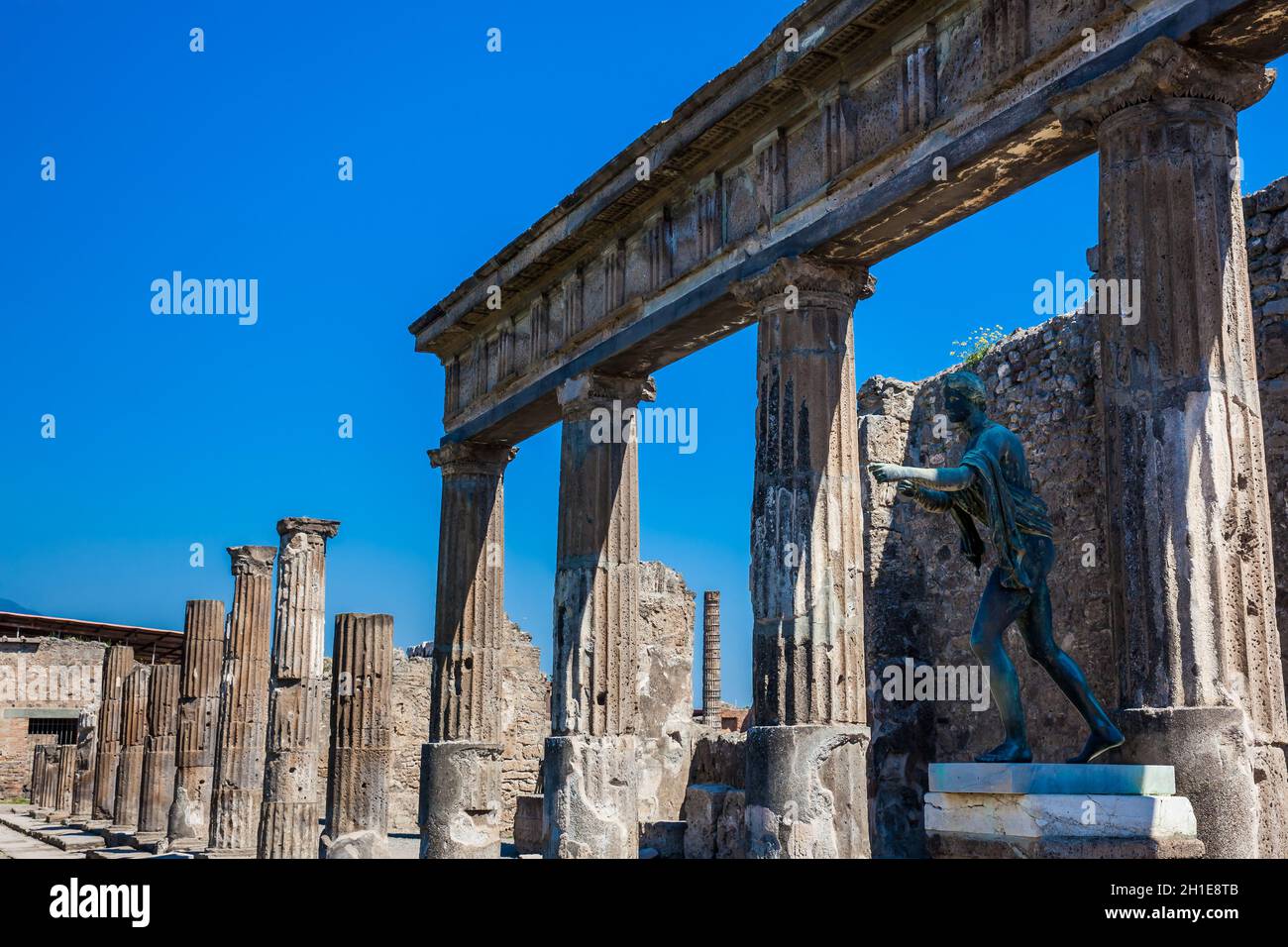 Rovine dell'antico Tempio di Apollo con bronzo statua di Apollo a Pompei Foto Stock