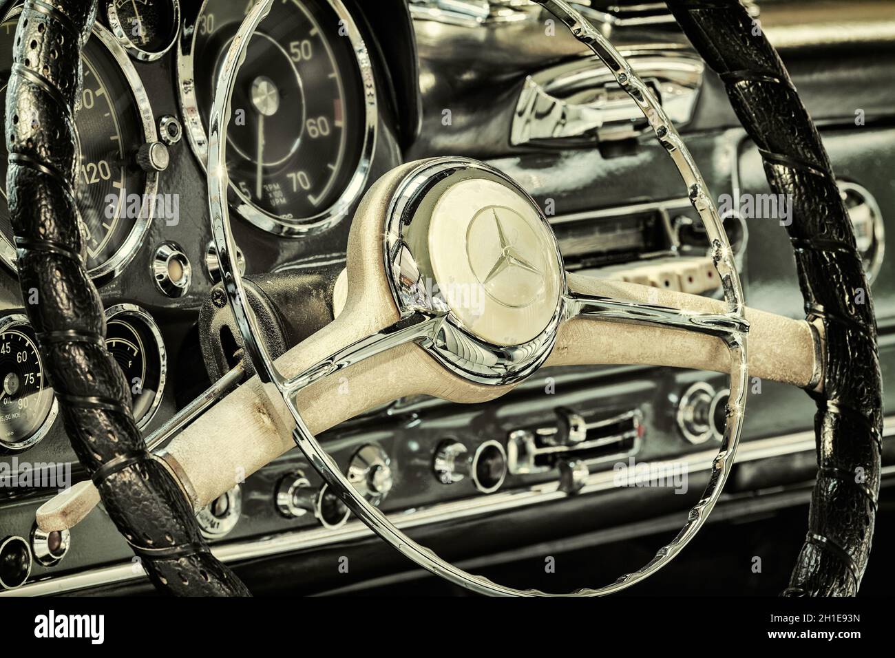 DREMPT, PAESI BASSI - 19 NOVEMBRE 2014: Immagine retrò del cruscotto di una Mercedes-Benz 190 SL Pagode 1960 a Drempt, Paesi Bassi Foto Stock