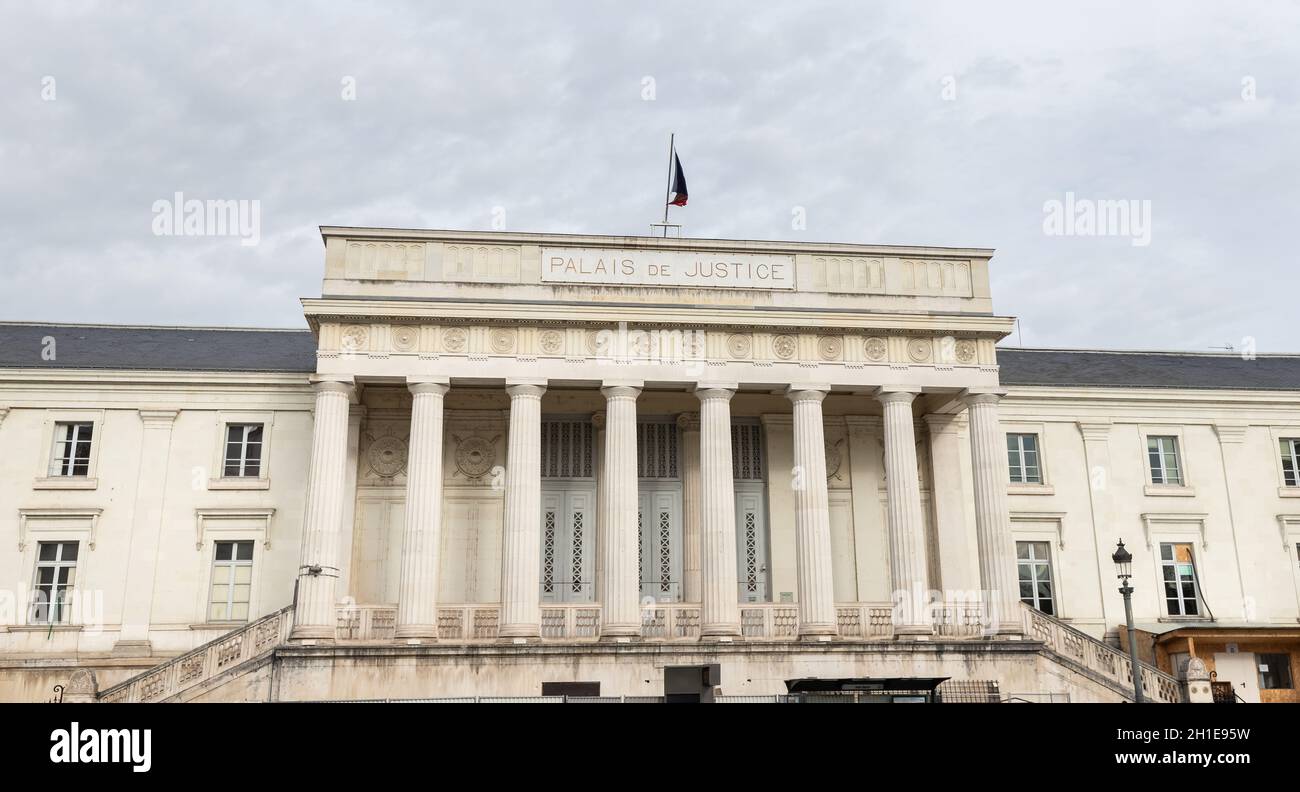 Tours, Francia - 8 febbraio 2020: Dettaglio architettonico del Palais de Justice in una giornata invernale nel centro della città Foto Stock