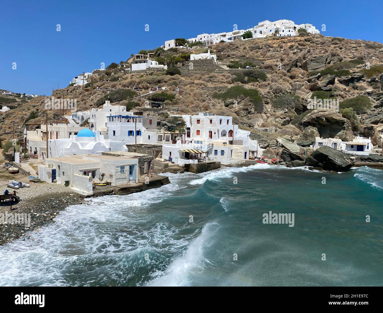 Kastro e il suo piccolo porto, ondeggia durante una giornata di sole, Sifnos, Grecia Foto Stock