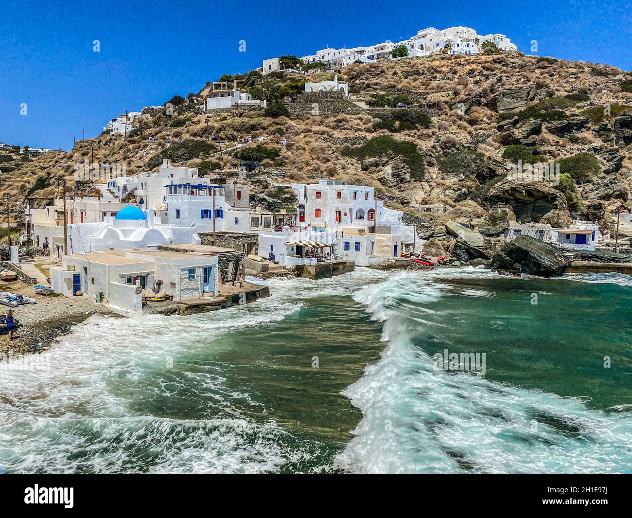 Kastro e il suo piccolo porto, ondeggia durante una giornata di sole, Sifnos, Grecia Foto Stock