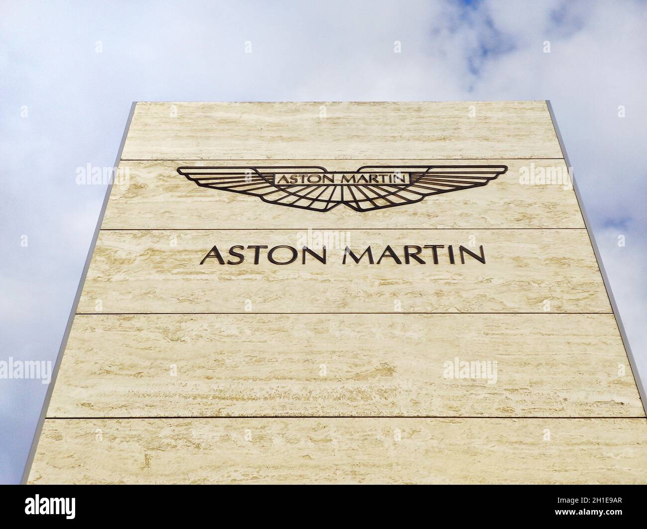 Filderstadt, Germania - 03 ottobre 2019: Logo della casa automobilistica britannica Aston Martin fondata nel 1913. Foto Stock