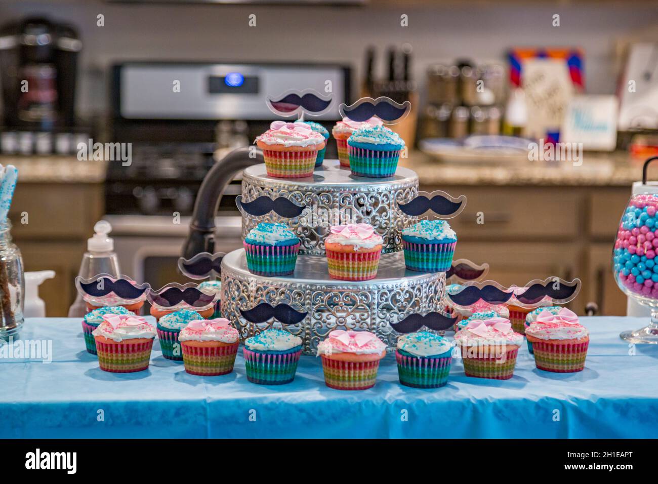Tortine e caramelle in blu e rosa in occasione di una festa di genere rivela Foto Stock