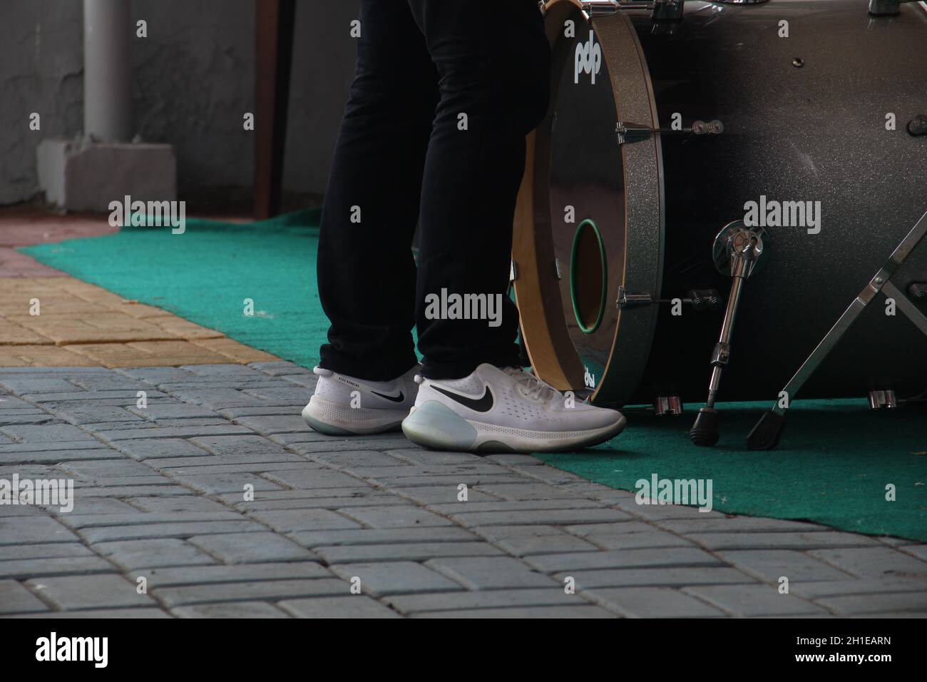 SURABAYA, INDONESIA - 14 ottobre 2021: Scarpe bianche con il marchio Nike,  indossate da un uomo Foto stock - Alamy