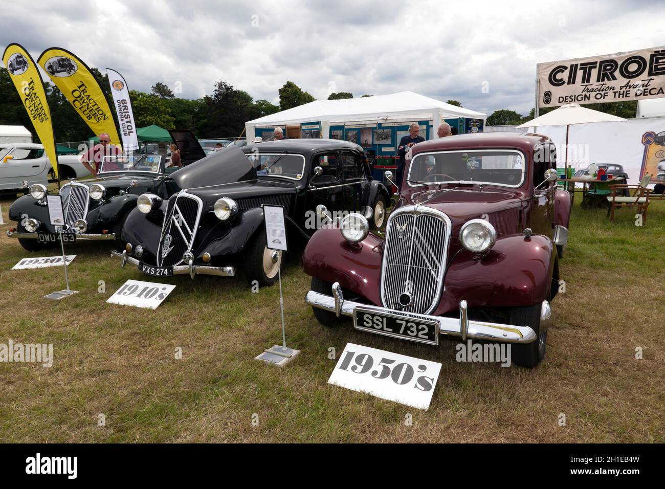 Tre Citroën Traction Avant, ognuna di un decennio diverso, in mostra al London Classic Car Show 2021 Foto Stock