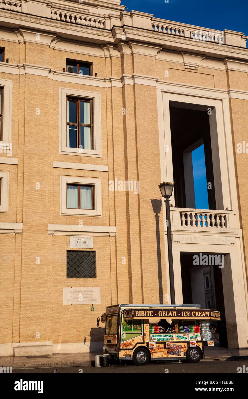 Roma, Italia - Aprile 2018: Vintage carrello alimentare presso la Città del Vaticano Foto Stock