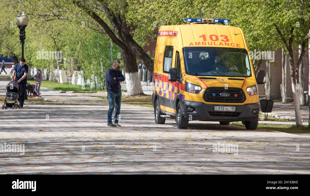 Petropavlovsk, Kazakistan - 06.05.2020: Un'ambulanza è arrivata su richiesta per un paziente malato per fornire il pronto soccorso. Foto Stock