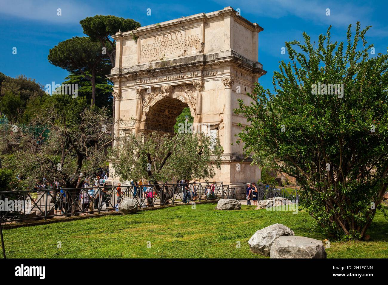 Roma, Italia - aprile, 2018: i turisti che visitano l'Arco di Tito si trova sulla collina di Velian Foto Stock