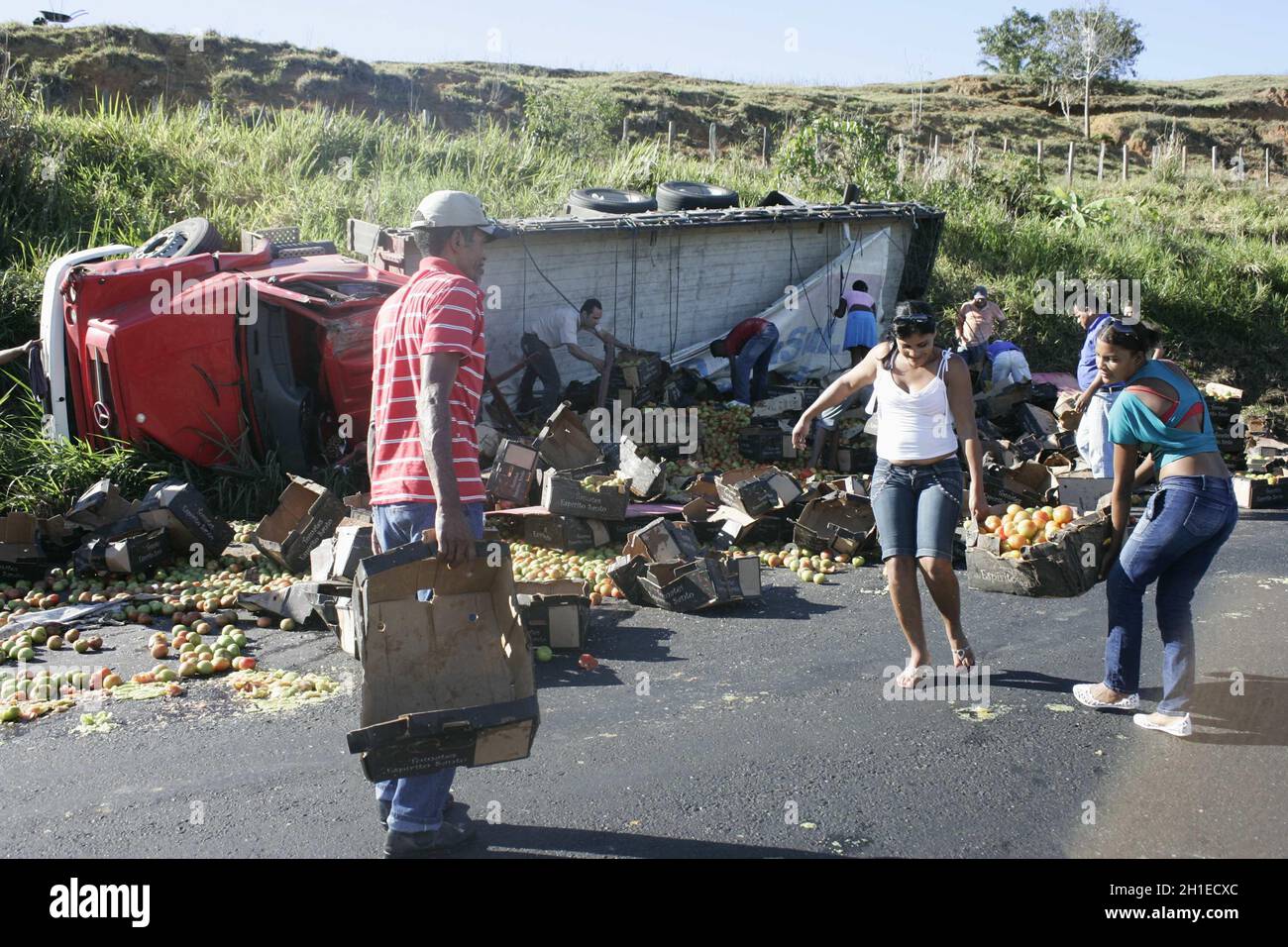 teixeira de freitas, bahia / brasile - 28 luglio 2018: Camion coinvolto in incidente ha il suo carico saccheggiato sulla strada statale BR 101, a Teixeira de Freitas. *** lo Foto Stock