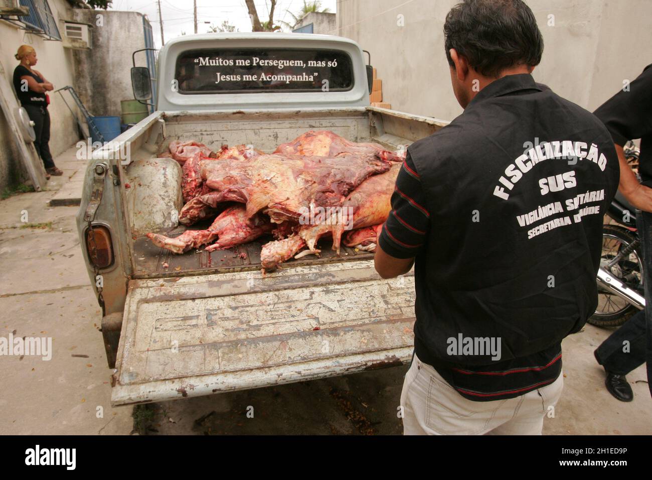 Eunapolis, bahia / brasile - settembre 10, 2010: Ispettori sanitari scartano la carne di bollina dalla macellazione clandestina e senza consumpio Foto Stock