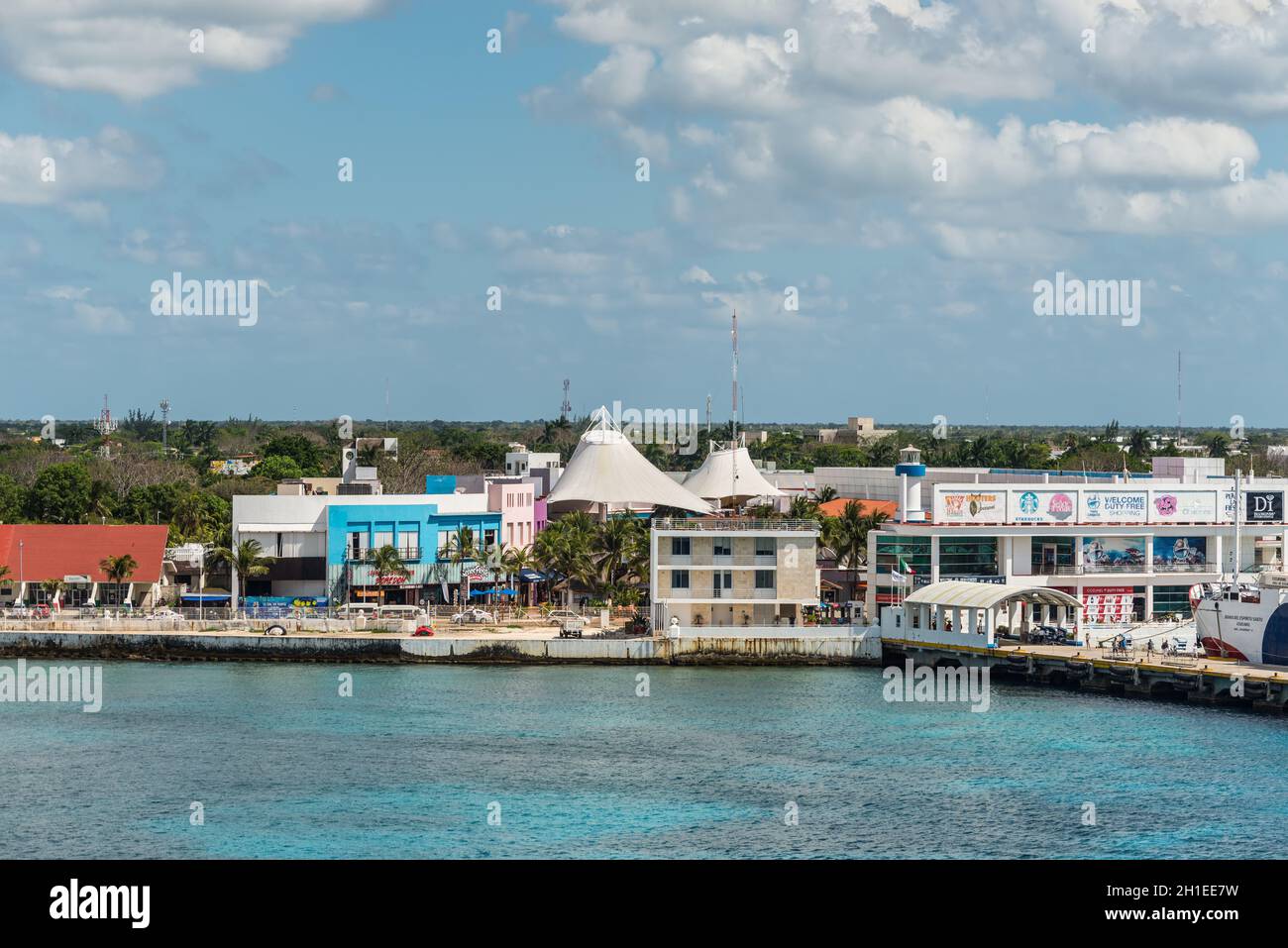 San Miguel de Cozumel, Messico - 25 aprile 2019: Paesaggio urbano della città principale nell'isola di Cozumel, Messico, Caraibi. Vista dalla nave da crociera. Foto Stock