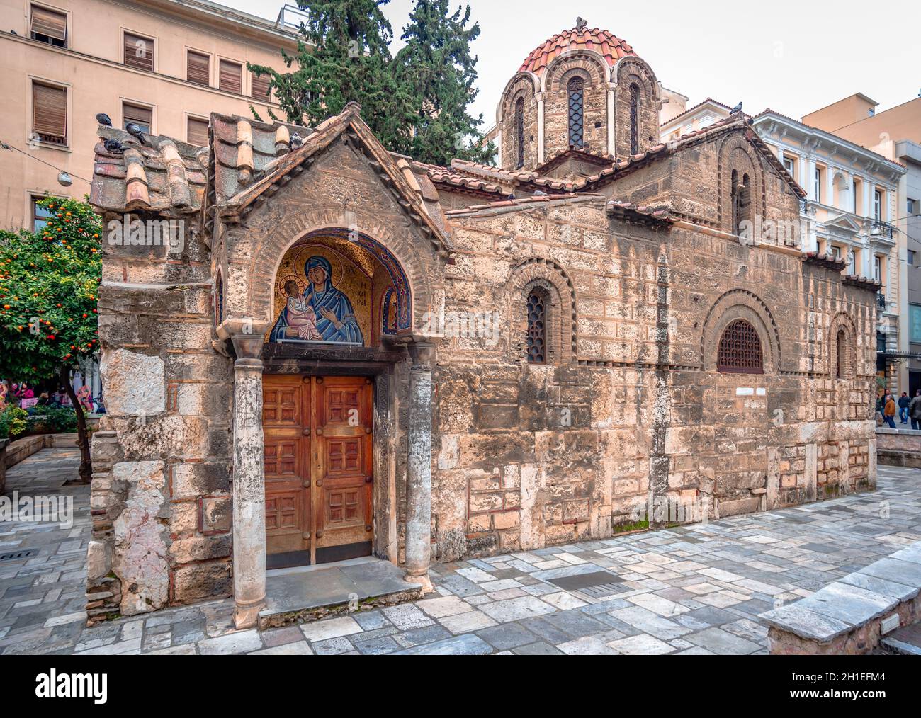 La Chiesa di Panagia Kapnikarea, una delle chiese ortodosse più antiche di Atene, nel centro della città moderna, proprio nel mezzo di Ermou St. Foto Stock