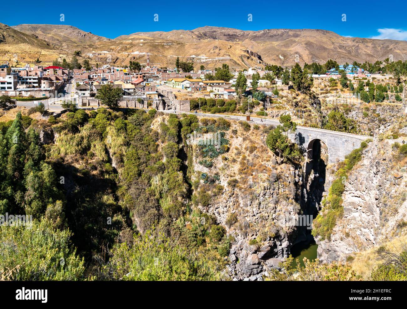 Il ponte Inca attraversa il fiume Colca a Chivay, in Perù Foto Stock