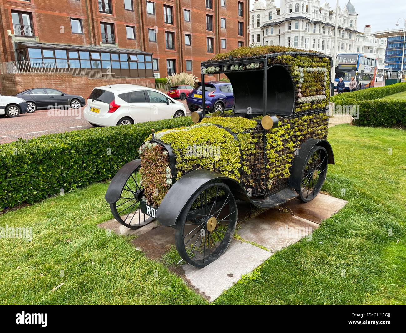 Un'auto d'epoca è stata decorata in verde floreale che rende una scultura insolita nel centro della città.Bexhill casa di corse automobilistiche Foto Stock