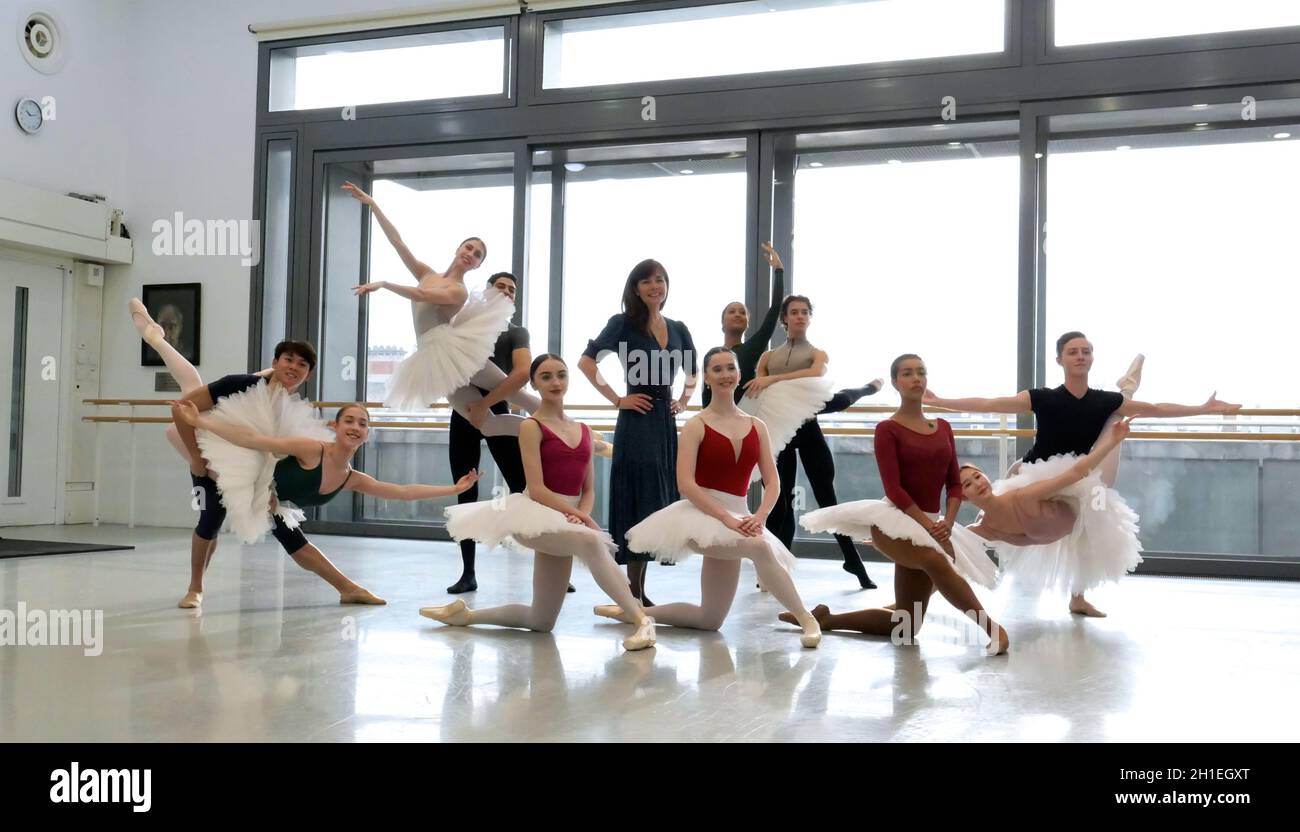 Il Royal Ballet, l'Australian Ballet e il Bolshoi Ballet sono lieti di annunciare che oltre 50 aziende sono previste per partecipare al più grande #WorldBalletDay di sempre, in streaming da sei continenti in tutto il mondo. Nella corsa fino al 19 ottobre, partecipa alla sfida di danza più grande di sempre, condividendo il tuo Jump for Joy con #WorldBalletDay per avere la possibilità di essere presentato il giorno stesso. La line-up di quest’anno comprende 12 aziende che aderiscono per la prima volta, Foto Stock