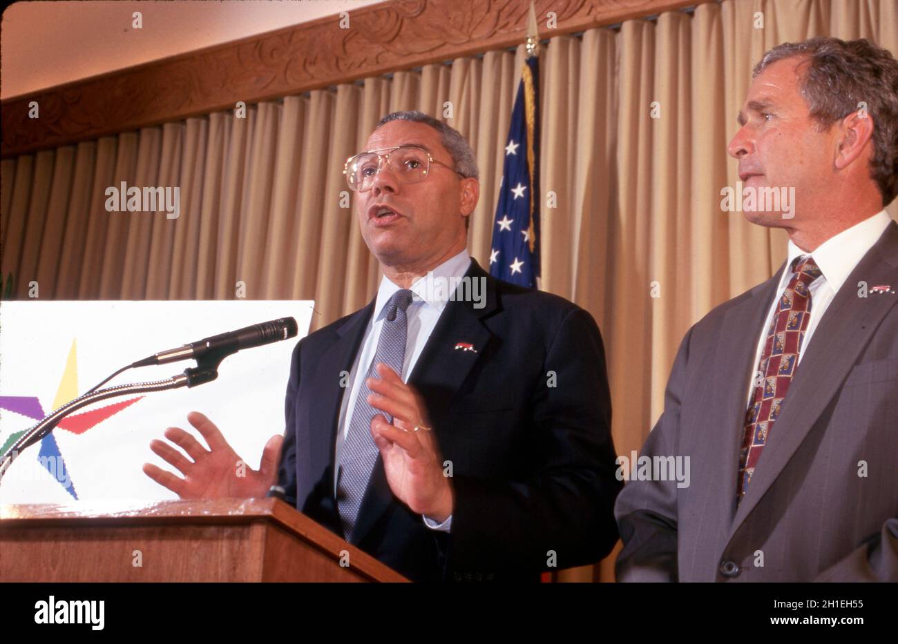 San Antonio, Texas, Stati Uniti. 17 settembre 2021. Il governatore del Texas GEORGE W. BUSH, r, e il generale COLIN POWELL che promuove il volontariato in un discorso a San Antonio nel 1997. Powell è passato via il 18 ottobre 2021 da complicazioni dovute a COVID-19 a 84 anni di età (Credit Image: © Bob Daemmrich/ZUMA Press Wire) Foto Stock
