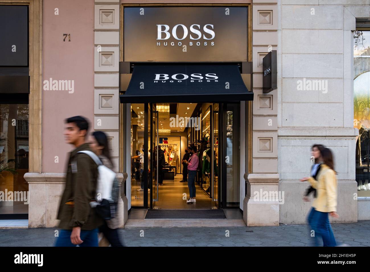 Il logo dell'azienda di abbigliamento e abbigliamento Hugo Boss è visto  all'ingresso di un negozio a Barcellona, in Spagna, il 16 ottobre 2021.  (Foto di Davide Bonaldo/Sipa USA Foto stock - Alamy