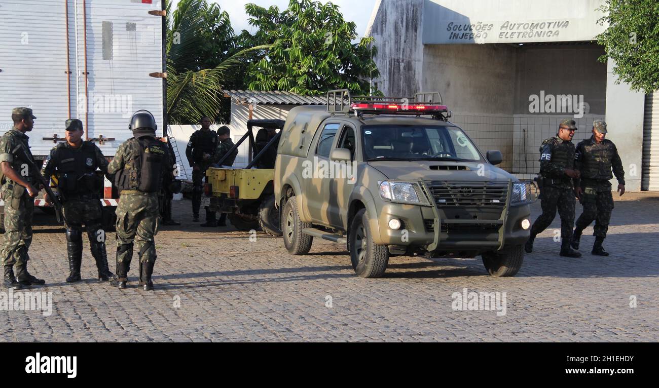 Buerarema, bahia / brasile - 14 febbraio 2014: Soldati militari pattugliano le strade del centro di Buerarema a causa di una serie di conflitti che coinvolgono Tupinamb Foto Stock