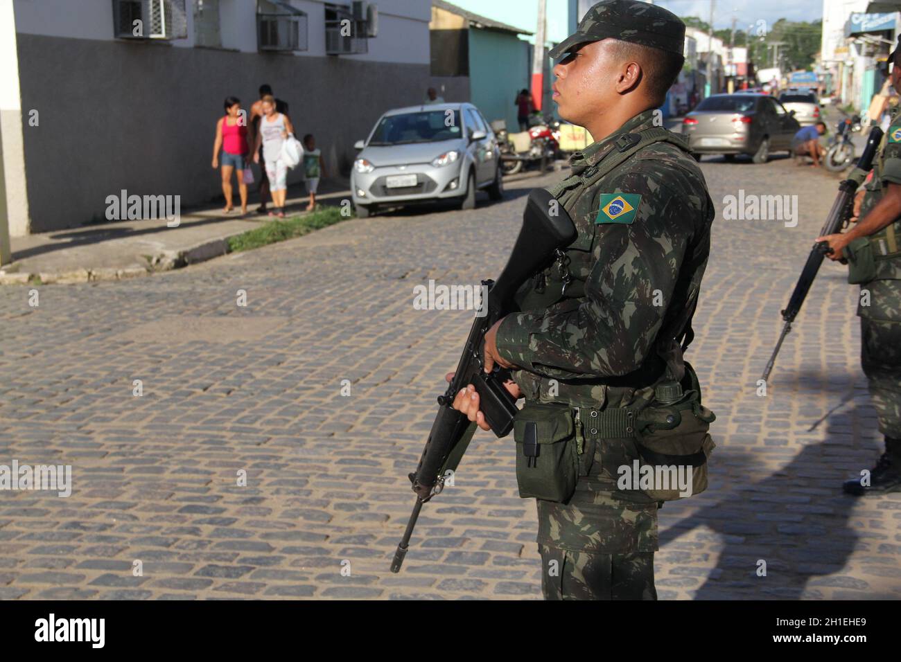 Buerarema, bahia / brasile - 14 febbraio 2014: Soldati militari pattugliano le strade del centro di Buerarema a causa di una serie di conflitti che coinvolgono Tupinamb Foto Stock