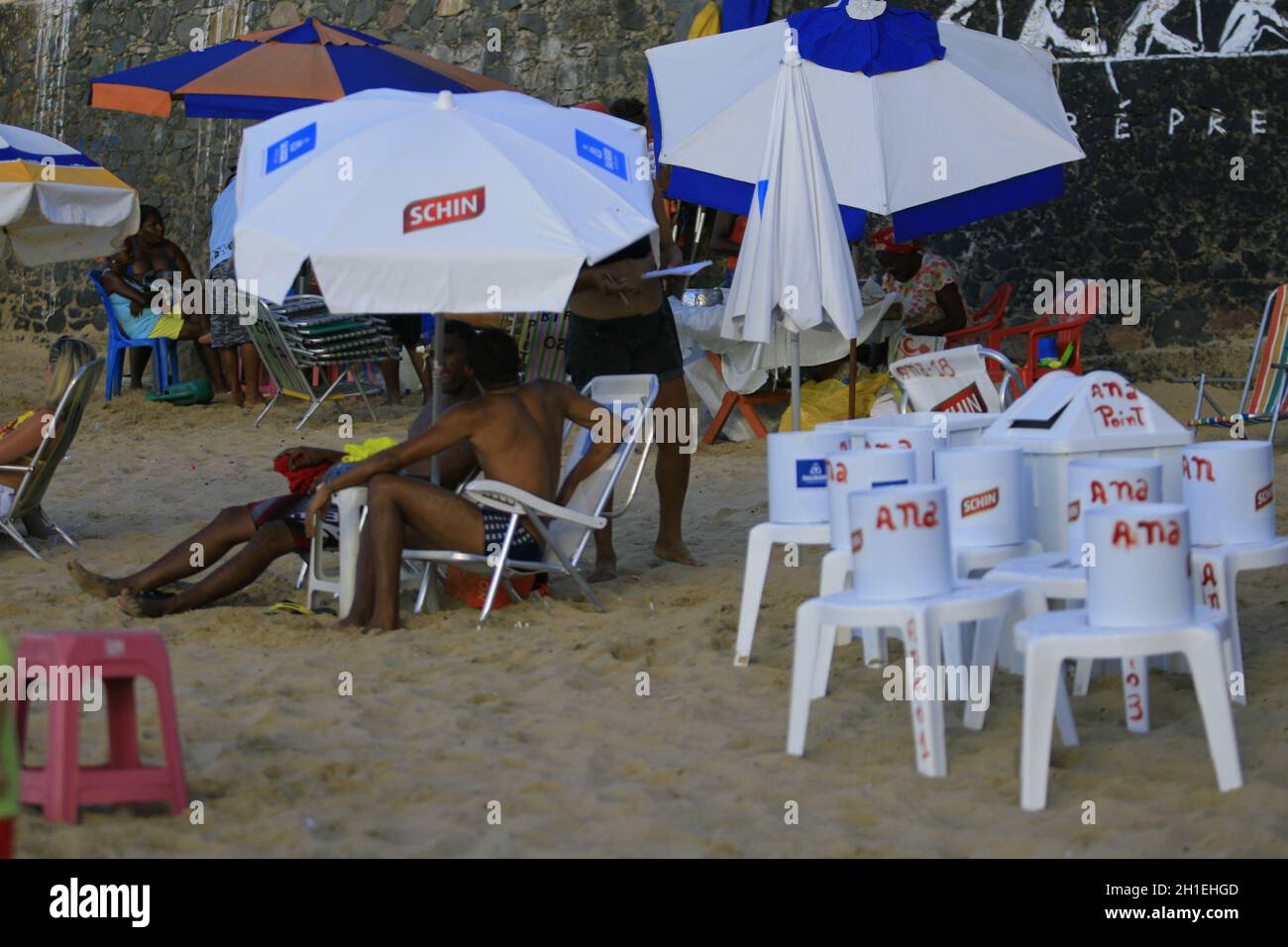 salvador, bahia / brasile - 22 aprile 2014: Si vedono persone alla spiaggia di Porto da barra nella città di Salvador. *** Local Caption *** Foto Stock