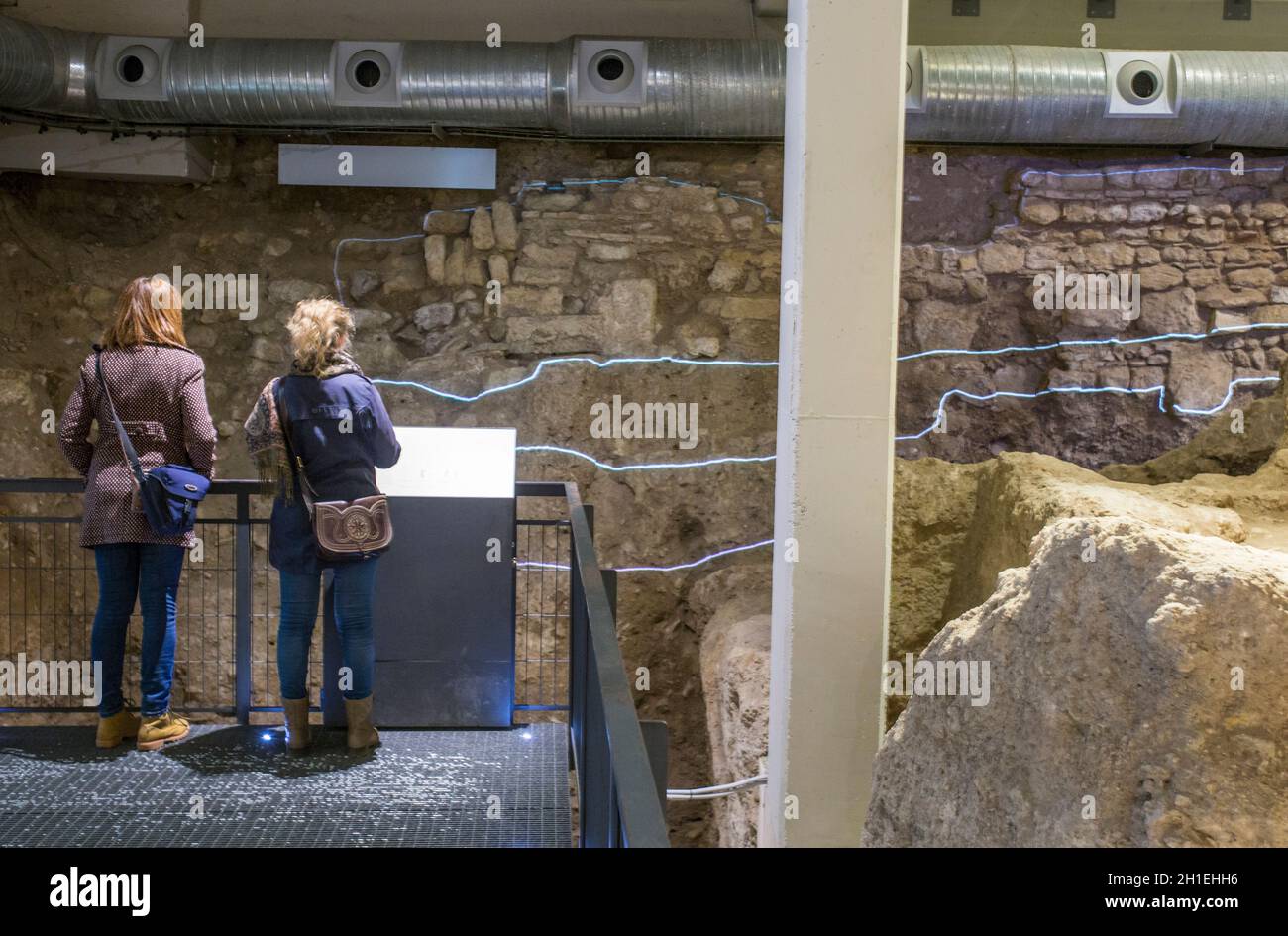 Cordoba, Spagna - 7 dicembre 2018: I visitatori del teatro romano rimangono all'interno del Museo Archeologico ed Etnologico di Cordoba, Spagna Foto Stock