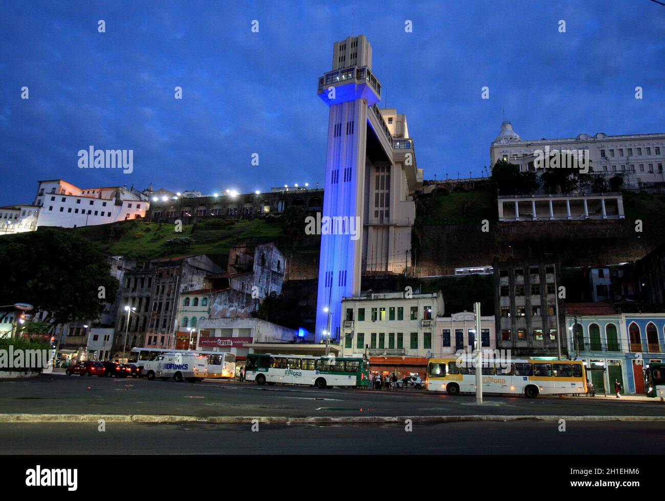 salvador, bahia / brasile - 11 novembre 2016: Vista dell'ascensore Lacerda nella città di Salvador, con l'illuminazione blu durante una campagna che avverte ab Foto Stock