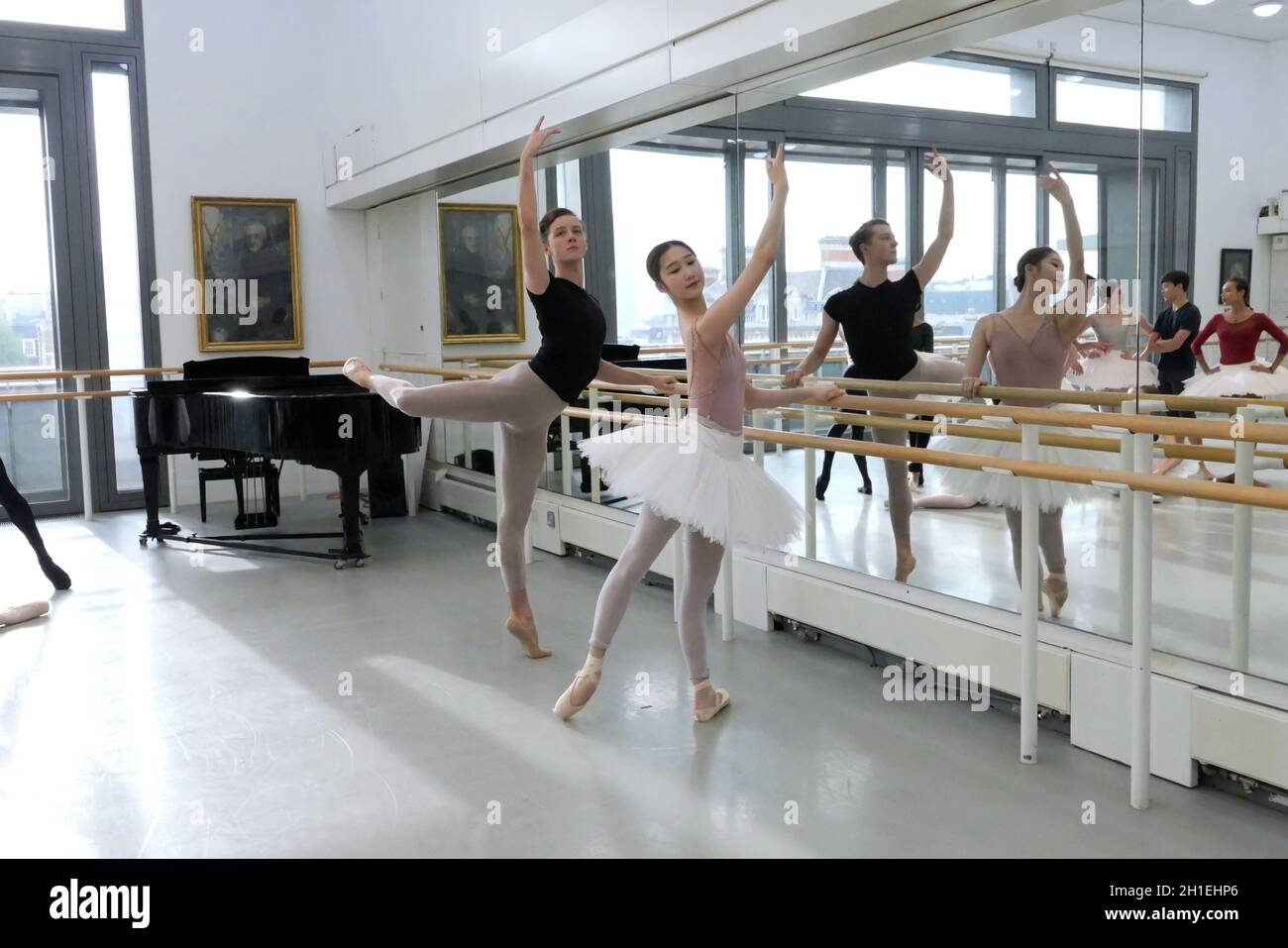 Il Royal Ballet, l'Australian Ballet e il Bolshoi Ballet sono lieti di annunciare che oltre 50 aziende sono previste per partecipare al più grande #WorldBalletDay di sempre, in streaming da sei continenti in tutto il mondo. Nella corsa fino al 19 ottobre, partecipa alla sfida di danza più grande di sempre, condividendo il tuo Jump for Joy con #WorldBalletDay per avere la possibilità di essere presentato il giorno stesso. La line-up di quest’anno comprende 12 aziende che aderiscono per la prima volta, Foto Stock