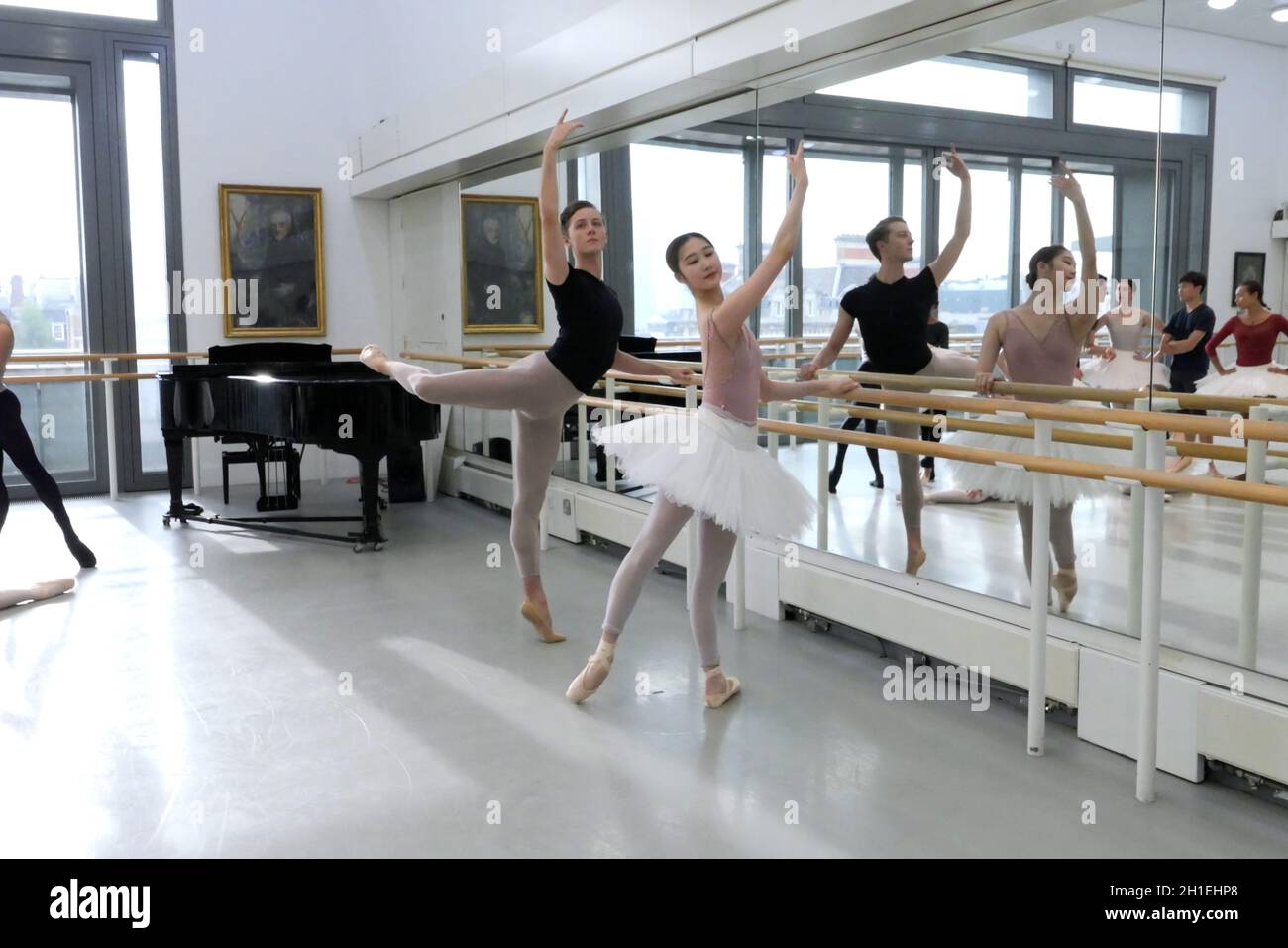 Il Royal Ballet, l'Australian Ballet e il Bolshoi Ballet sono lieti di annunciare che oltre 50 aziende sono previste per partecipare al più grande #WorldBalletDay di sempre, in streaming da sei continenti in tutto il mondo. Nella corsa fino al 19 ottobre, partecipa alla sfida di danza più grande di sempre, condividendo il tuo Jump for Joy con #WorldBalletDay per avere la possibilità di essere presentato il giorno stesso. La line-up di quest’anno comprende 12 aziende che aderiscono per la prima volta, Foto Stock