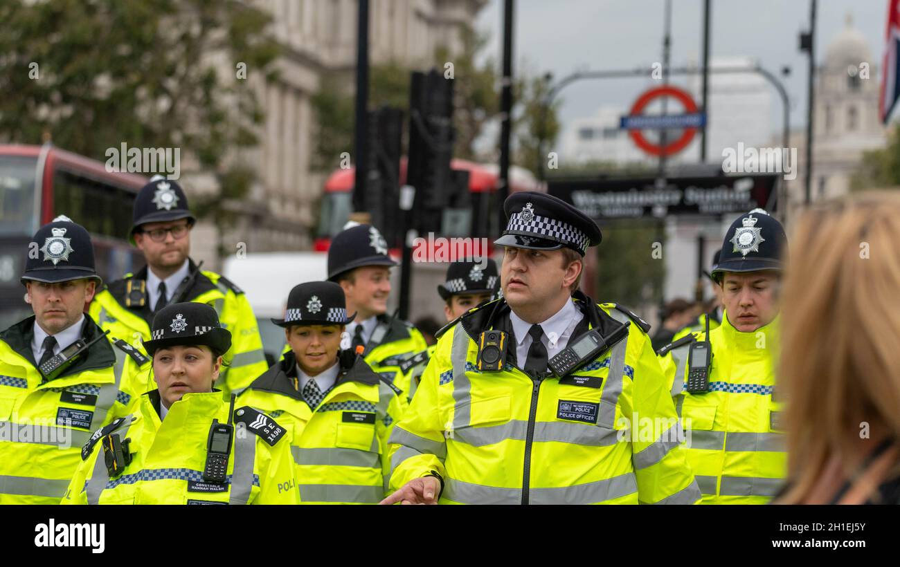 Londra, Regno Unito. 18 Ott 2021. Presenza di polizia di alto profilo intorno al Parlamento a seguito dell'omicidio di David Amess Credit: Ian Davidson/Alamy Live News Foto Stock